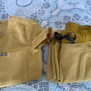 Figs scrub set; light gold- like new condition